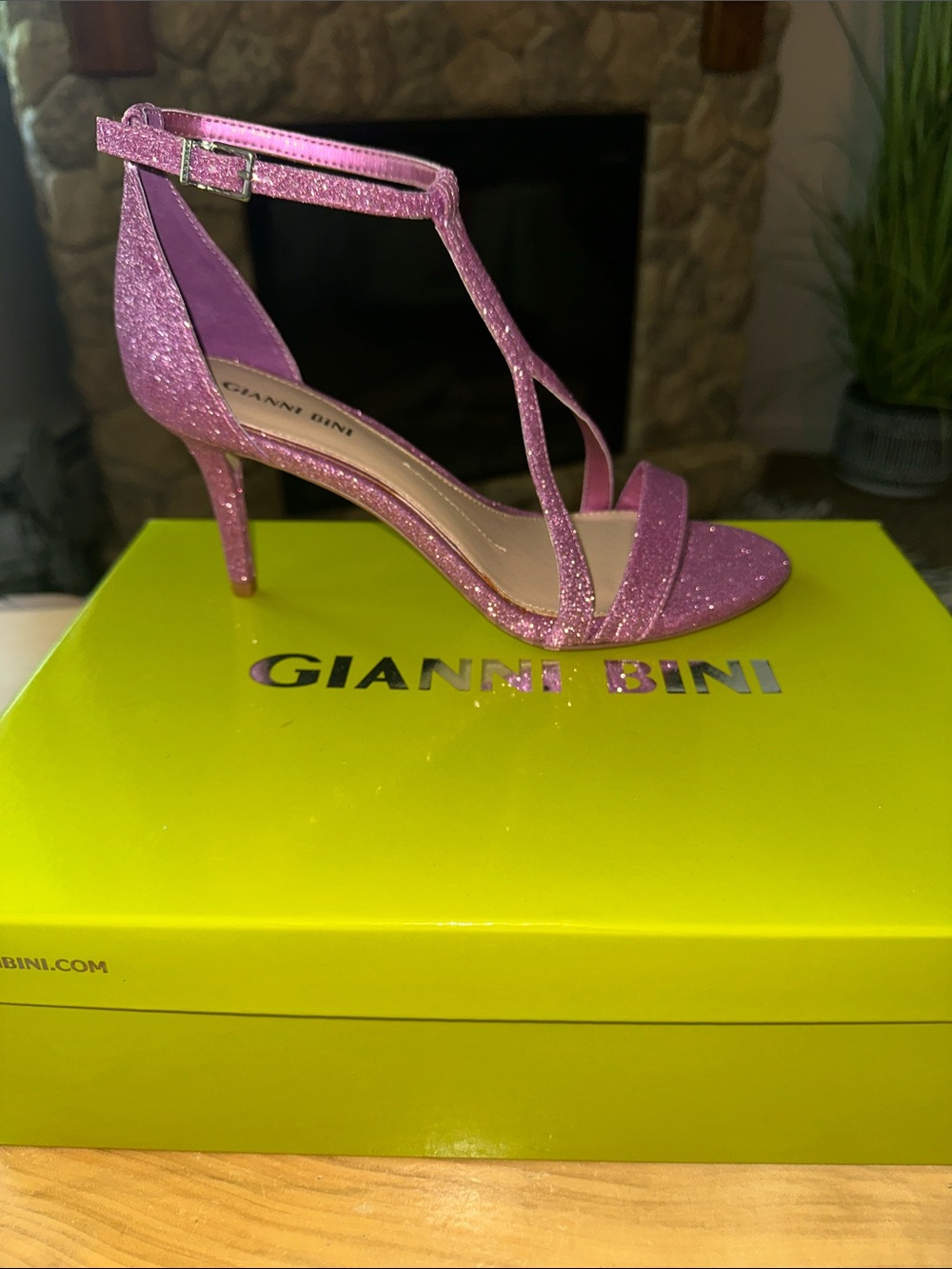🩷🩷🩷Gianni Bini Sparkling Pink T-Strap Stiletto Sandal NWOT